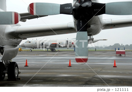 白色 灰色 かっこいい 飛行機の写真素材