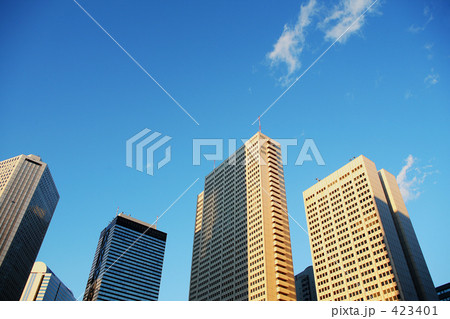 下から見上げた建物 下から見上げた図 ビル街の写真素材