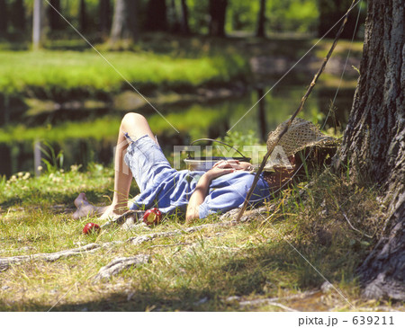 1人 男の子 昼寝 木陰の写真素材