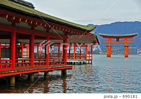 厳島神社 屋内 赤色 日本の写真素材