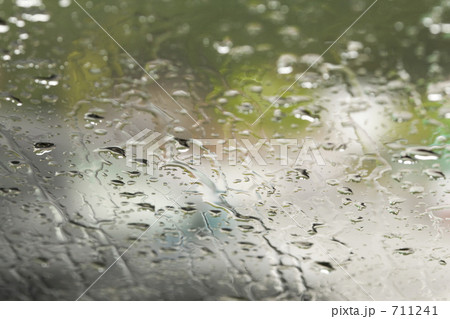 窓越しの雨 滴 窓 憂鬱の写真素材
