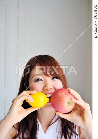 かじる 女性 レモン 1人の写真素材