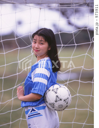 女性 ボール 横向き サッカーの写真素材