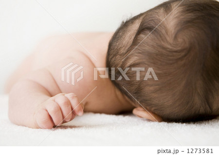 新生児 つむじ 髪の毛 ヘアの写真素材