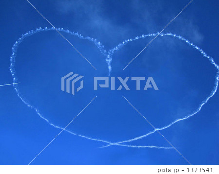 青空 ハート 飛行機雲 ブルーインパルスの写真素材