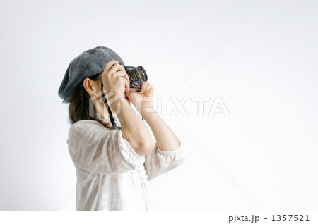 女性 カメラマン 写真機 横位置の写真素材