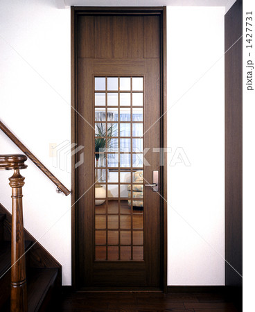 リビング 室内ドア ガラス 見えるの写真素材