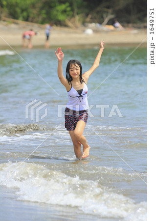 海水浴女子小学生盗撮 女性 小学生 青い海 海水浴の写真素材 - PIXTA