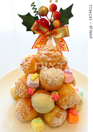 クリスマスケーキ シュークリーム シュータワー スイーツの写真素材