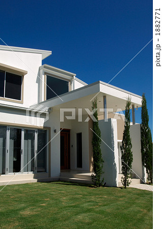 別荘 豪邸 海外 庭の写真素材