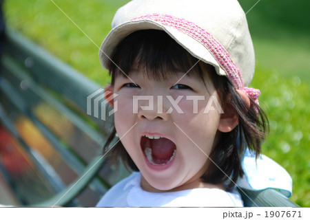 女の子 子供 あくび 帽子の写真素材