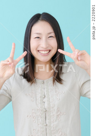 ポラロイド写真 ピースサイン 女性 女性 ピースサイン ダブルピース かわいいの写真素材 - PIXTA