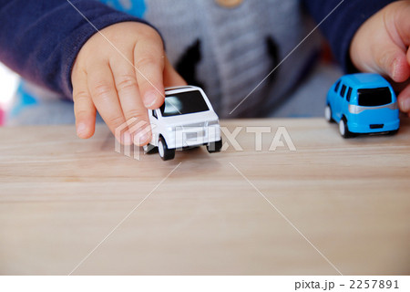 遊ぶ ミニカー 子供 手 おもちゃ 自動車 日常生活の写真素材