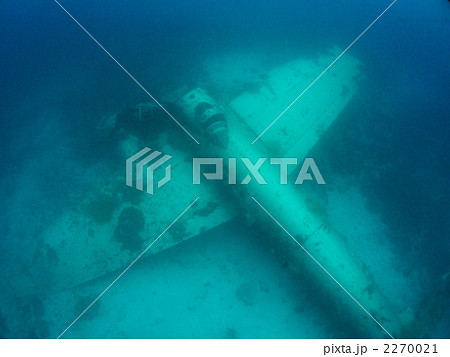 ダイビング 戦闘機 海底 スキューバダイビングの写真素材