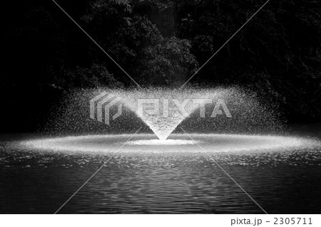 噴水 泉 水 モノクロの写真素材