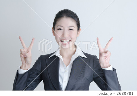 ポラロイド写真 ピースサイン 女性 女性 ピースサイン ダブルピース かわいいの写真素材 - PIXTA