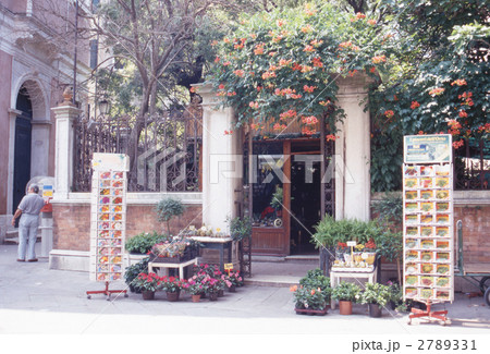 ヨーロッパ イタリア ベネチア 花屋の写真素材