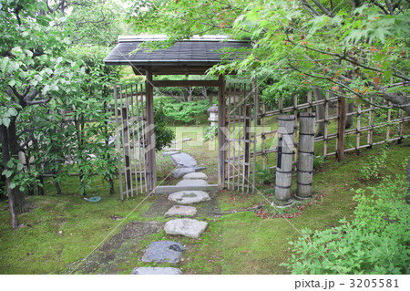 数奇屋門 和 石 庭園の写真素材