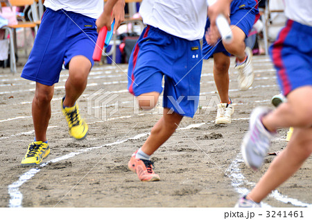 中学生 運動会 リレー 子供 バトンの写真素材
