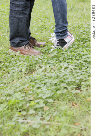 つま先立ち Ol キスの写真素材