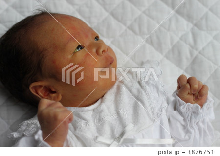 新生児 0歳 ガッツポーズ ０才の写真素材