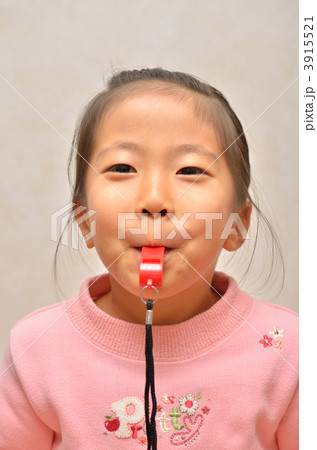女の子 ホイッスル 笛の写真素材 - PIXTA