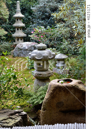 石灯籠 庭 つくばい 手水鉢の写真素材 - PIXTA