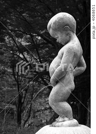 小便小僧 像 男の子 彫刻の写真素材