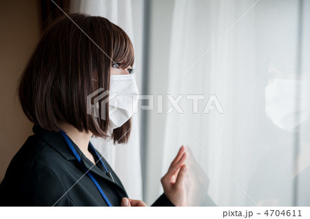 女性 ストラップ 手をつく ショートヘアーの写真素材