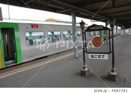 看板 函館駅 緑 駅 電車の写真素材