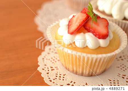 カップケーキ レースペーパー ホイップクリーム チャービルの写真素材 カップケーキ レースペーパー ホイップクリーム チャービルの写真素材