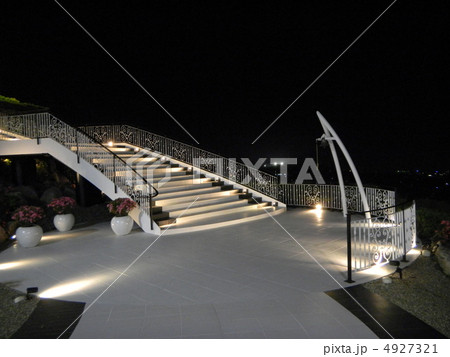 結婚式場 ライトアップ 階段 チャペルの写真素材 結婚式場 ライトアップ 階段 チャペルの写真素材