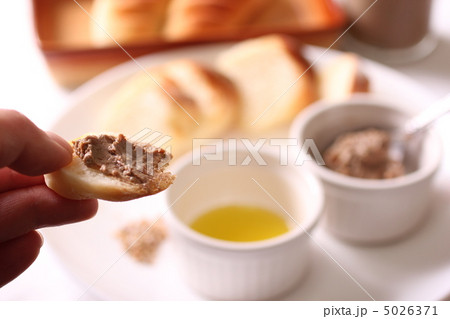 レバーパテ フランスパン オリーブオイル バケットの写真素材