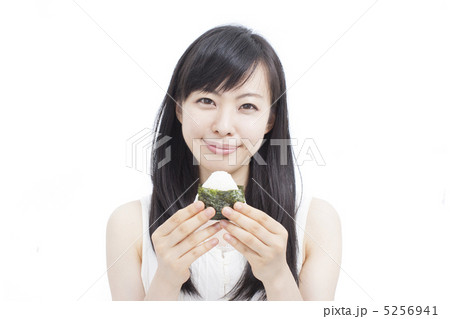 女性 女の子 食べる おにぎりの写真素材