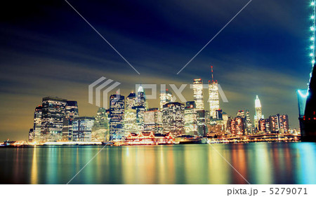 ニューヨーク 夜景 ウォール街 都会的の写真素材