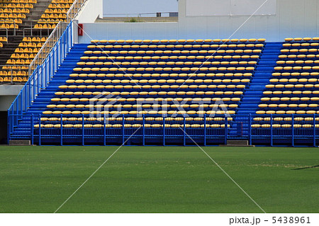 応援 観客 観戦 サッカー 芝生 晴天 観客席の写真素材