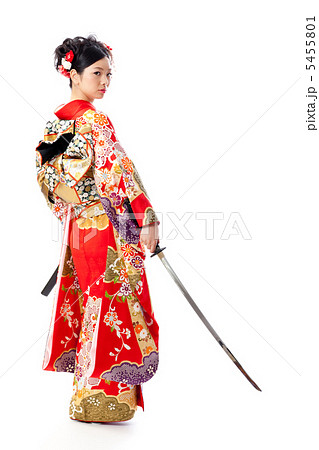 人物 女性 刀 日本刀 伝統 晴れ着 着物 和服 代 振袖の写真素材