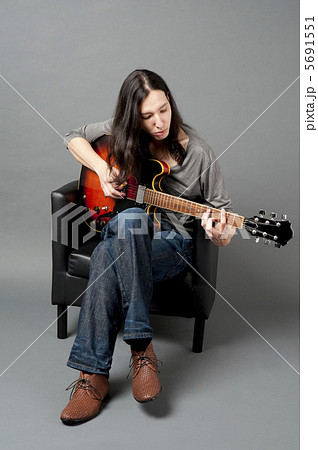 モデル シンプル ギター ハーフの写真素材 Pixta