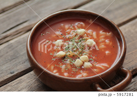スープ マカロニ フジッリ トマトスープの写真素材