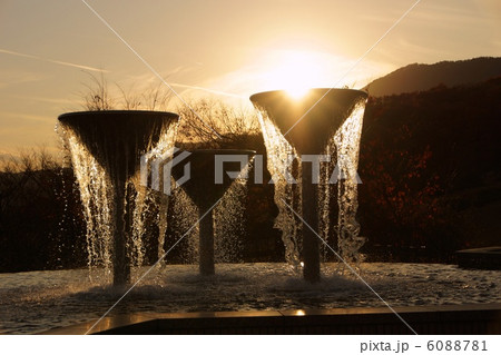 シルエット 噴水 逆光 夕焼け しぶきの写真素材