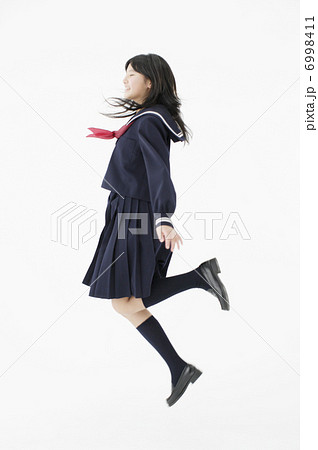 女性 制服 横向き セーラー服 全身の写真素材