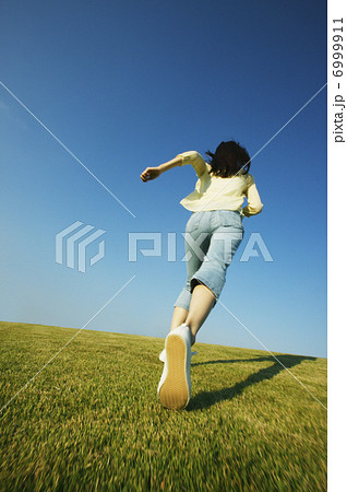 人物 日本人 走る 後ろ姿の写真素材 Pixta