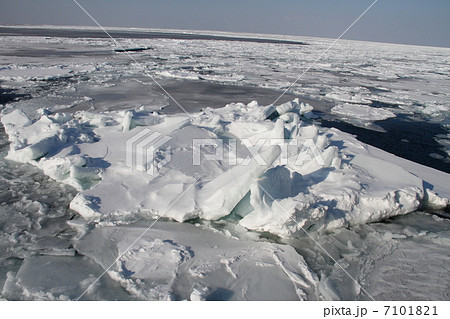 氷山の一角 寒いの写真素材