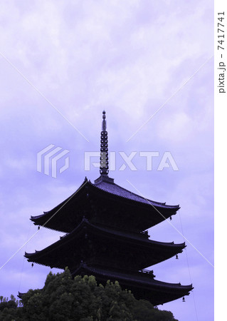 寺 シルエット 神社仏閣 五重塔 日本 和風イメージの写真素材