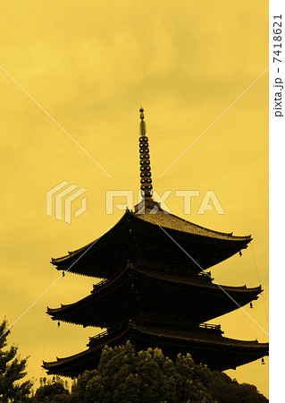 寺 シルエット 神社仏閣 五重塔 日本 和風イメージの写真素材