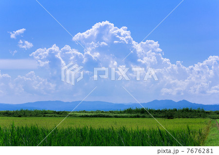 田舎 入道雲 島根の写真素材