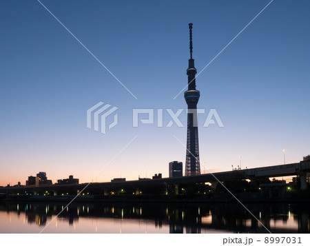 東京スカイツリー シルエット 隅田川 暗いの写真素材