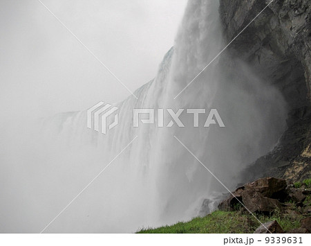 ナイアガラの滝 ジャーニー ビハインド ザ フォールズから見たカナダ滝の写真素材