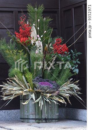 門松 正月飾り 葉牡丹 南天の写真素材 - PIXTA