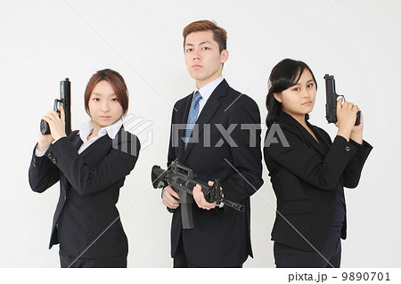 ピストル 構える 戦う セキュリティの写真素材
